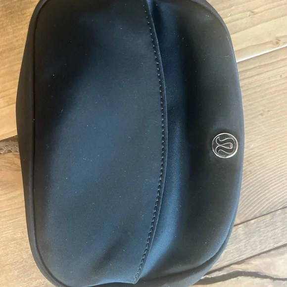 lululemon athletica Black 2L city essential pouch - Picture 2 of 6